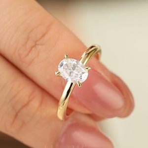 Solitaire Prong Set 1.0CT Oval Shape Brilliant Moissanite Engagement Ring Yellow Gold Antique Womens&#39; Diamond Moissanite Anniversary Ring