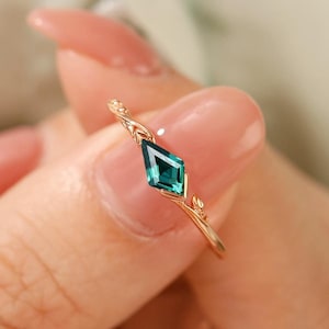 Natural Inspired kite cut green emerald ring Handmade emerald engagement ring gemstone unique wedding ring women vintage jewelry solid gold