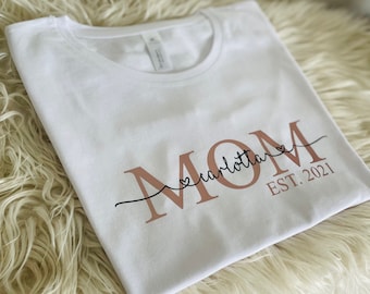 Personalisiertes MOM Shirt | Statement T-Shirt | Mama | Oma | mit Kindernamen | schwarz | weiß | QUEEN | Braut | Trauzeugin