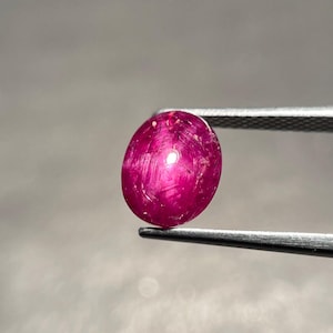 Rubino stellato ovale naturale, 6 raggi, taglio cabochon, 3 carati