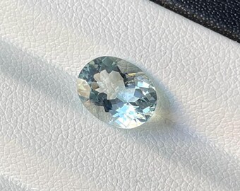 Natuurlijke oceaanblauwe aquamarijn loepzuivere edelsteen: 1,90 karaat ovaal geslepen: 7 x 9 x 4 mm.