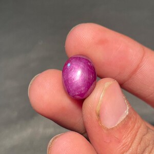 Naturlig stjärnrubin ädelsten, oval cabochon, 14 karat