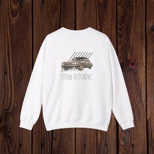 Puede incluir: Sudadera blanca con un gráfico de coche vintage y el texto "80s 280CE" impreso en la parte delantera.