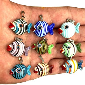 Handgemaakte vishanger van muranoglas: kleurrijke dierenbedel (30 x 23 mm)