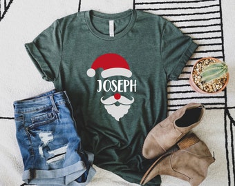 Camiseta con monograma de Papá Noel, camiseta navideña, camiseta con gorro de Papá Noel, sudadera con barba de Papá Noel, camiseta con monograma dividido con gorro de Papá Noel, camiseta con nombre personalizado