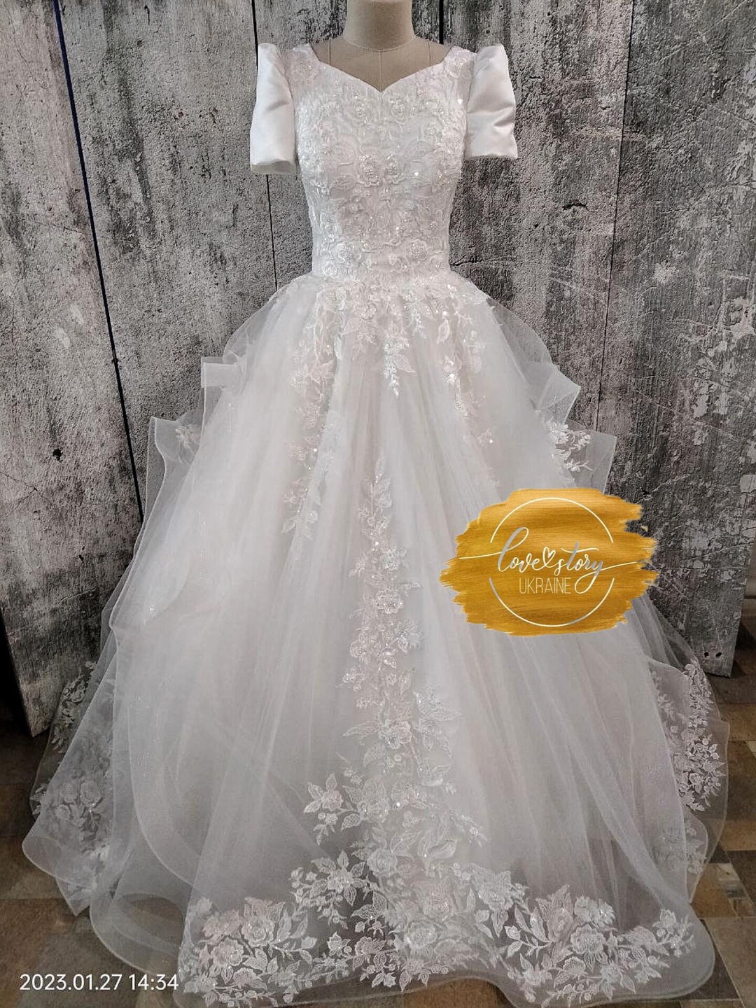Modest Sleeves Ball Gown Wedding Dress With Lace Appliques and Beading