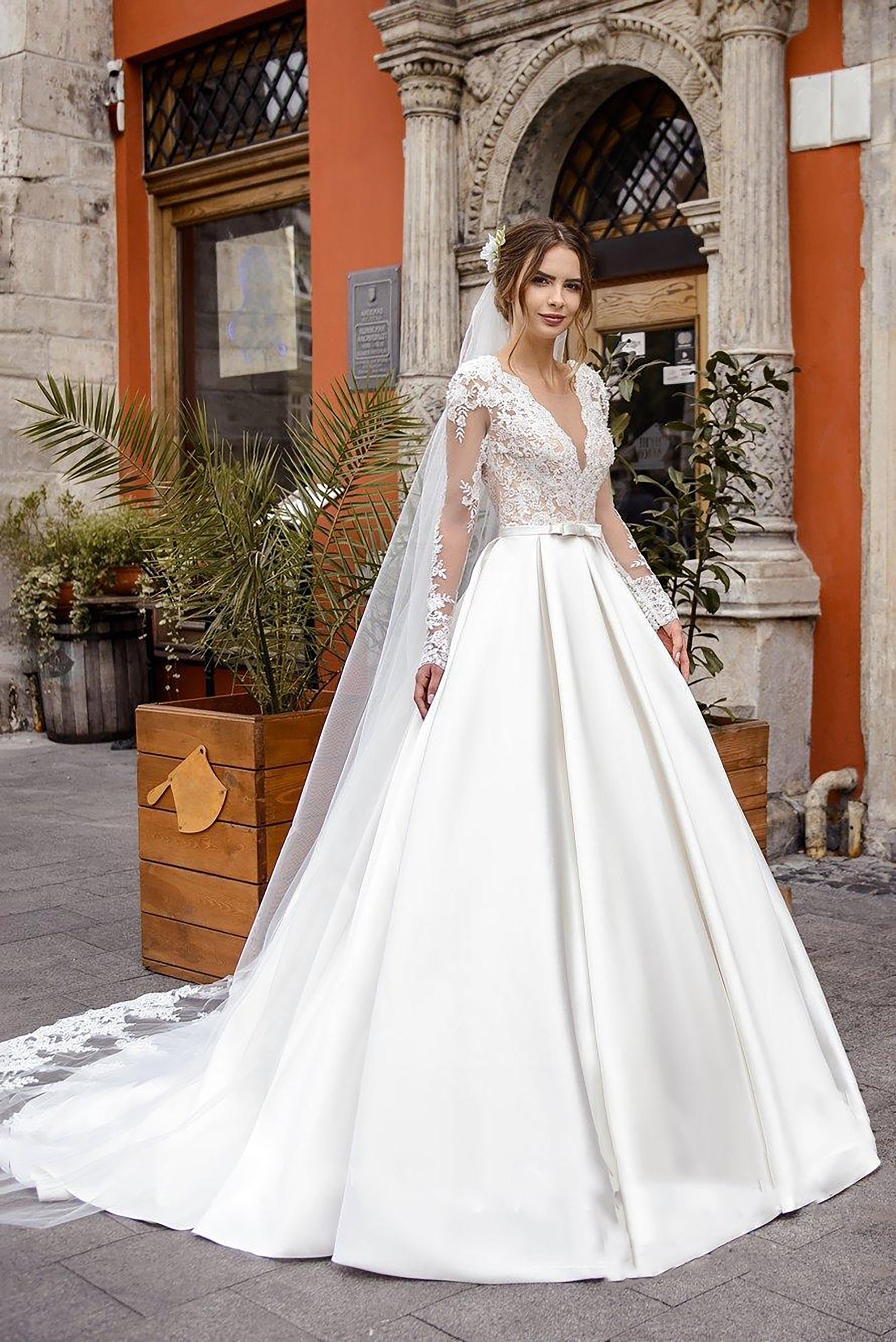 Elegant Satin Wedding Dresses Top Lace V Neck Bride Gown Backless Wedding Gown Vestido de novia