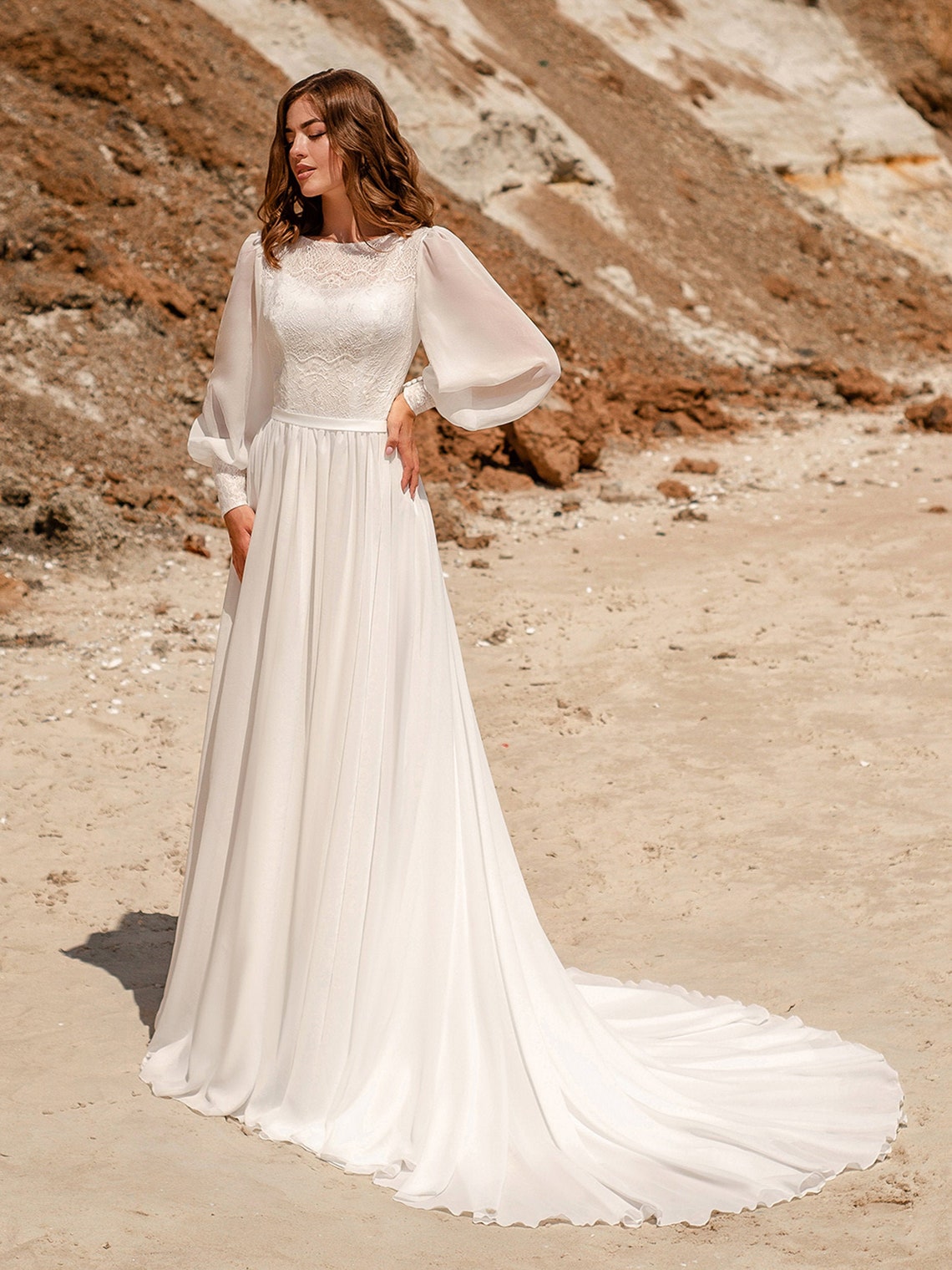 Elegant Lace Beach Wedding Dress – Romantic & Flowing Bridal Gown