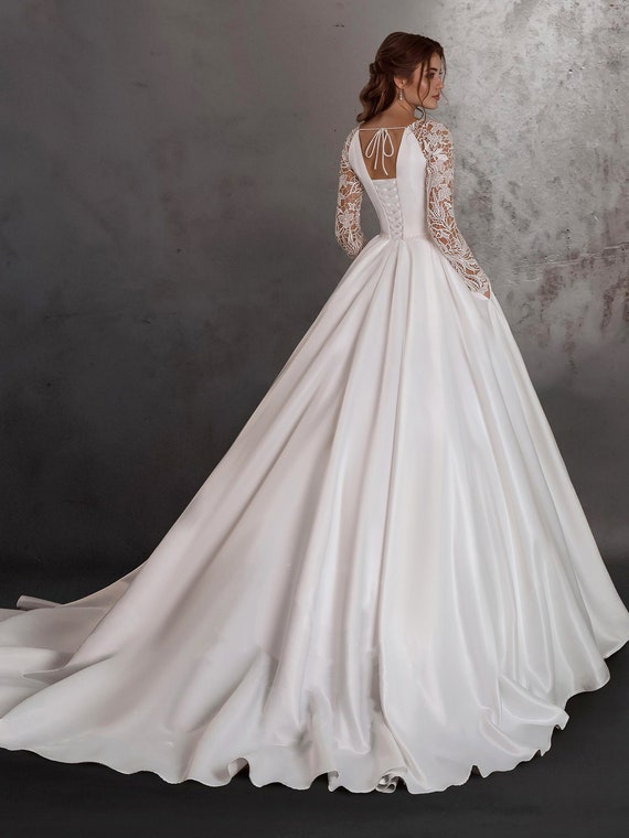 Vintage Ivory Strapless Satin Floral Embroidery Cathedral Veil Wedding Dress DP7831