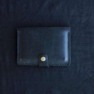 Tarjetero y soporte de cuero hecho a mano, billetera minimalista, billetera de viaje, billetera de cuero, regalo para el día del padre, regalo para padrinos de boda