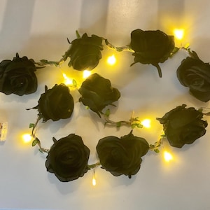 Ljusslinga med svart ros, gotisk blomsterrumsdekoration, svarta blomsterlampor