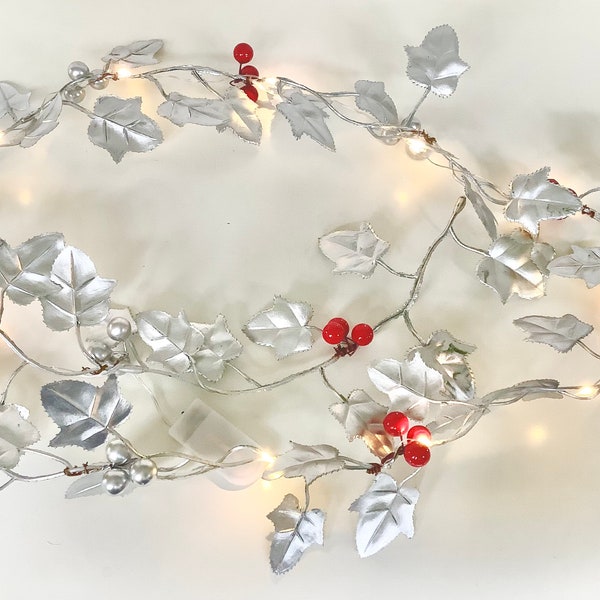Silberne Blattgirlande mit Beerendekor, silberne Weihnachten, silberne Efeugirlande mit Lichtern, Weihnachtsdekoration silberner Mantel