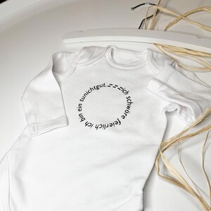 Könnte beinhalten: Weißer Langarm-Babybody mit schwarzem Text, der "Feierlich ich bin ein unichtgut... ich schwoer" lautet.