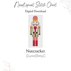 Può includere: Uno schema digitale per needlepoint con un design pixelato di uno schiaccianoci in rosso, verde e oro. Il testo riporta Needlepoint Stitch Chart, Digital Download, Nutcracker e Saugatuck Stitching Co. con decorazioni floreali a linee.