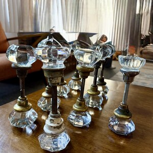 Lot de 9 poignées de porte victoriennes anciennes en verre transparent / tiges - Éléments architecturaux de récupération