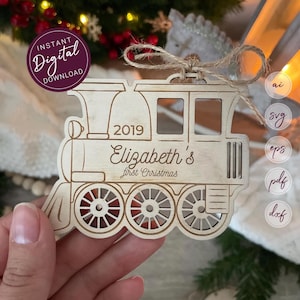 Adorno de tren personalizado para el primer cumpleaños del bebé / Archivos cortados con láser para madera contrachapada, cartón, acrílico / SVG, AI, EPS / Listo para cortar con láser
