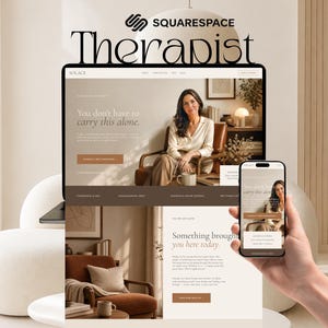 Pode incluir: Uma exibição digital de um modelo de site Squarespace intitulado Therapist, apresentando um layout responsivo em um monitor de computador e um smartphone. A interface usa uma paleta de cores neutras com o texto You don't have to carry this alone.