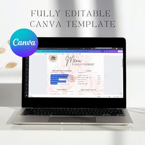 K&ouml;nnte beinhalten: Ein Laptop-Bildschirm zeigt eine Canva-Vorlage f&uuml;r eine B&auml;ckereimen&uuml;. Das Men&uuml; ist mit "Ashley's Bakery" betitelt und hat ein rosafarbenes und wei&szlig;es Blumenmuster. Das Men&uuml; enth&auml;lt Abschnitte f&uuml;r Fr&uuml;hst&uuml;cksgeb&auml;ck, Kuchen, Cupcakes und Torten.