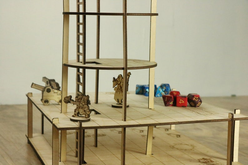 Pu&ograve; includere: Una torre di legno con pi&ugrave; livelli, una scala e una piccola figura in piedi sul livello superiore. Ci sono anche dadi e un piccolo cannone sui livelli inferiori.