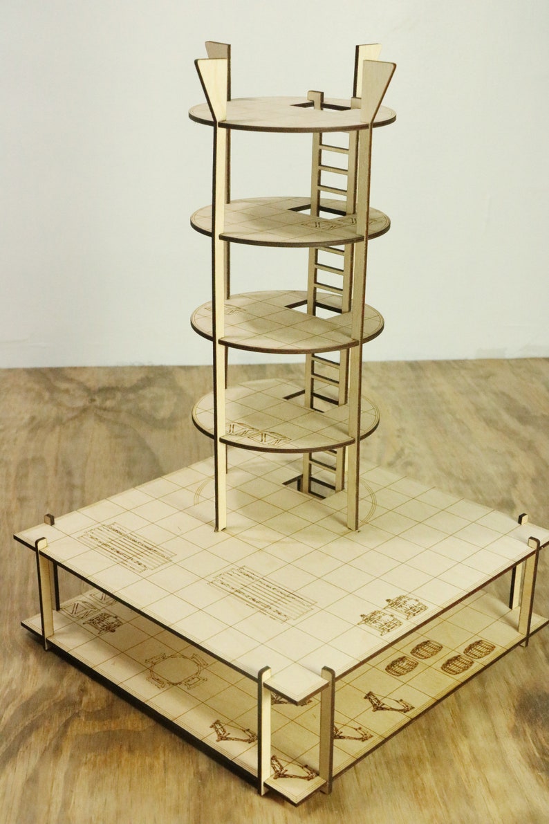 Pu&ograve; includere: Una torre di legno con cinque livelli e una scala. La torre &egrave; realizzata in legno tagliato al laser e ha una base quadrata. La torre &egrave; su una superficie di legno.