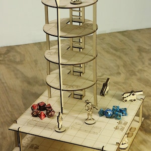Pu&ograve; includere: Una torre di legno con quattro livelli, una scala e una base quadrata. La torre &egrave; decorata con un motivo a griglia e ha una piccola figura di legno sul livello superiore. Ci sono anche diversi dadi e figure in miniatura sulla base.