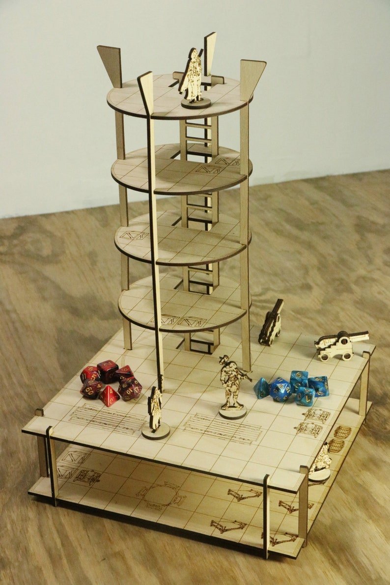 Pu&ograve; includere: Una torre di legno con quattro livelli, una scala e una base quadrata. La torre &egrave; decorata con un motivo a griglia e ha una piccola figura di legno sul livello superiore. Ci sono anche diversi dadi e figure in miniatura sulla base.