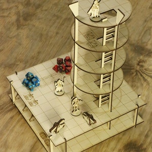 Pu&ograve; includere: Una torre da gioco in legno a pi&ugrave; livelli con una scala e quattro piattaforme. La torre &egrave; realizzata in legno marrone chiaro e ha un motivo a griglia su ogni piattaforma. Ci sono figure in miniatura e dadi sulle piattaforme.