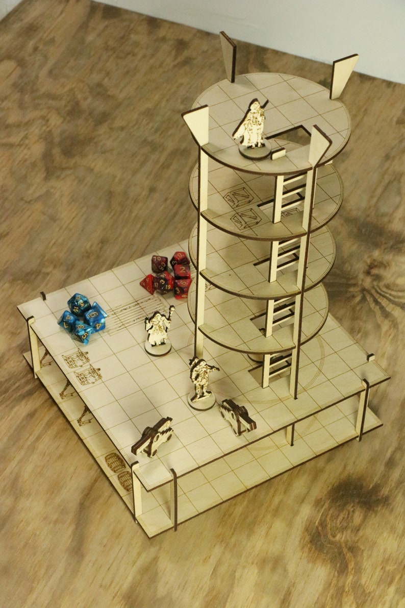 Pu&ograve; includere: Una torre da gioco in legno a pi&ugrave; livelli con una scala e quattro piattaforme. La torre &egrave; realizzata in legno marrone chiaro e ha un motivo a griglia su ogni piattaforma. Ci sono figure in miniatura e dadi sulle piattaforme.