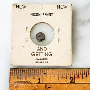 アメリカンヴィンテージ　1971年 ニクソン大統領風刺　ジョーク　おもちゃ1ドル Nixon Penny - Etsy