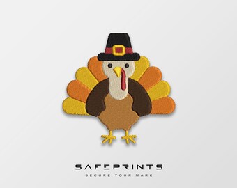Puede incluir: Un parche bordado con un pavo de dibujos animados que lleva un sombrero de peregrino negro con una hebilla dorada. El pavo tiene una papada roja y un pico amarillo.