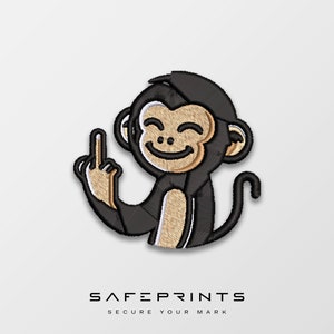 Puede incluir: Parche bordado con un mono de dibujos animados que muestra el dedo medio. El mono es negro con detalles en beige y una cara sonriente. El texto "SAFEPRINTS SECURE YOUR MARK" está en la parte inferior.