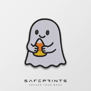 Puede incluir: Parche bordado con un fantasma amistoso sosteniendo un caramelo de maíz. El fantasma es blanco con contorno negro y ojos negros. El caramelo de maíz es amarillo, naranja y blanco. Tema de Halloween.