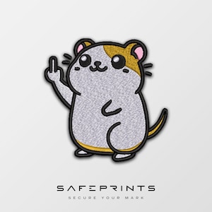 Puede incluir: Parche bordado con un hámster de dibujos animados haciendo una peineta. El hámster es gris y blanco con detalles amarillos y rosas. El parche tiene un borde negro y el texto "SAFEPRINTS SECURE YOUR MARK" en la parte inferior.