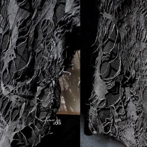 以下が含まれることがあります： 黒色の生地で、ダメージ加工が施されています。生地には、頭蓋骨のような模様があります。