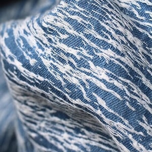 Tessuto di cotone strappato denim, tessuto denim strutturato 3D, tessuti di cotone blu al 100%, tessuti di design retrò da 61 pollici, tessuti per costumi di moda