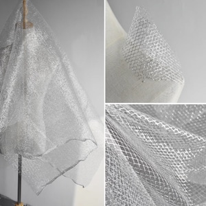 Tela de malla de alambre de plata, tela de tul de hilo duro, telas de nailon rígido metálico, tela de diseño de modelado especial, telas 3D de 59&#39;&#39; de ancho