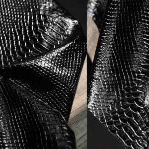 マットブラック PU レザー生地、重厚な質感の 3D フィッシュスケール生地、フェイクレザー変形生地、幅 55 インチの耐摩耗性生地