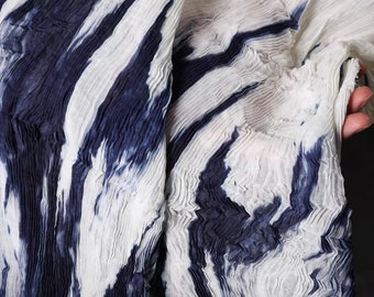 Tkanina składana w odcieniu niebieskiego i bieli, tkanina plisowana retro tie-dye, tkaniny plisowane mieszane, miękka tkanina odzieżowa o teksturze, tkanina ślubna