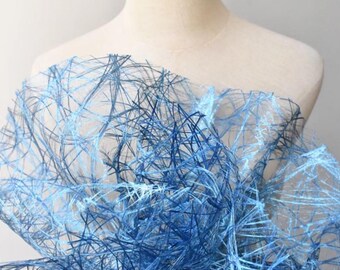 Blauwe metalen geometrische rokstof, onregelmatige gaasstructuur, uitgeholde tule stof, zware kleding designerstof, trouwjurk ambacht