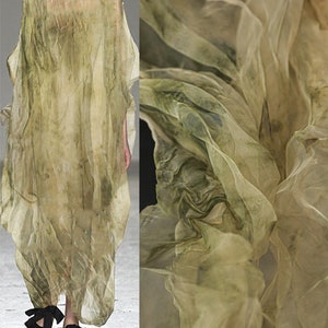 Mosgroene geplooide organzastof, vintage tie-dye geplooide stof, renaissance onregelmatige geplooide organza, 55,11'' brede avondjurkstof