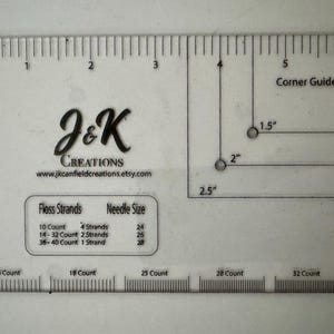 Puede incluir: Una regla de plástico transparente con marcas para telas de 10, 14, 16, 18, 25, 28 y 32 hilos. También tiene una guía de esquina y marcas para 1.5", 2" y 2.5". La regla incluye una tabla para hilos de hilo y tamaños de aguja.