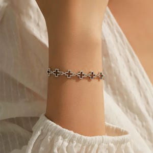 Cross bracelet in sterling silver | Dainty Christian bracelet | Religious jewelry for women | Minimalist cross chain bracelet