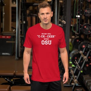 Peut inclure: T-shirt rouge à manches courtes avec un texte blanc qui dit "You can't spell "C-CK-CKER" without OSU".