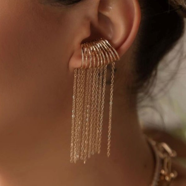 Long Dangle Chain Huggie Ear Cuff - Unieke handgemaakte sieraden - Vergulde oorbellen