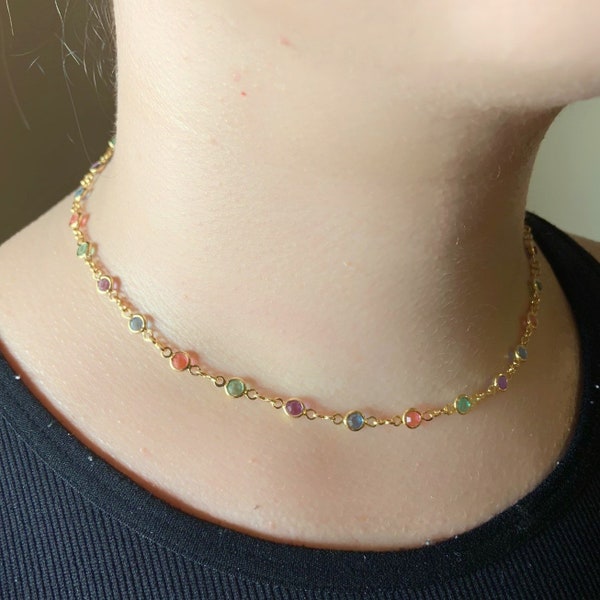 Collier ras de cou plaqué or avec pierres de couleur délicates - élégance avec une touche de couleur - collier arc-en-ciel - bijoux multicolores - tour de cou estival