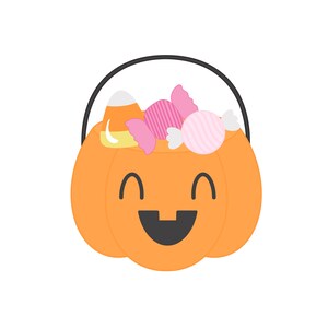 Può includere: Una zucca arancione sorridente con un manico nero, piena di caramelle rosa e bianche. La zucca è un secchiello per la raccolta di dolcetti di Halloween.