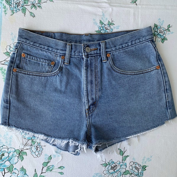 Levis Vintage High Waist Cut Off Shorts. Early Y2k High Rise 505 Regular Fit Booty Shorts. Medium Wash Denim. Size 32 waist festival shorts.