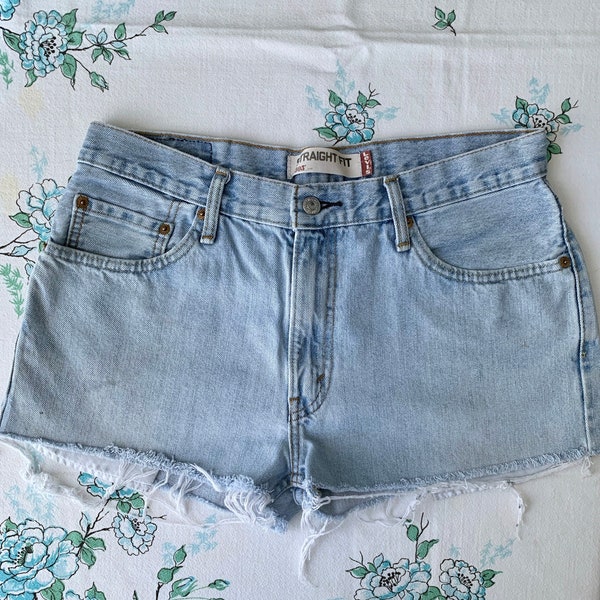 Levis Vintage High Waist Cut Off Shorts. Distressed/thrashed Early Y2k High Rise 550 Light Wash Denim Cheeky Cutoffs. Size 33 waist.