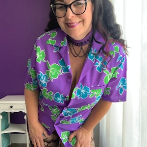 Men’s Vintage 70s Short Sleeved Hawaiian Shirt. Purple, Green & Blue Floral. Hilo Hattie. Size Medium-Large.