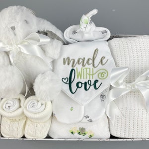 Panier cadeau de luxe personnalisé bébé garçon, boîte souvenir, cadeau de bébé pour baby shower, nouveaux parents, nouveau-né, nouvelle arrivée, fille, unisexe image 7